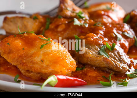 Classico gulasch ungherese con gnocchi di patate, delizioso cibo pesante, Gnocchi fatti in casa Foto Stock