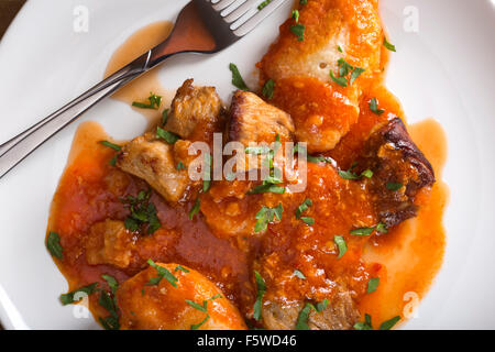 Classico gulasch ungherese con gnocchi di patate, delizioso cibo pesante, Gnocchi fatti in casa Foto Stock