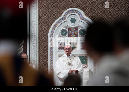 Papa Francesco ordinate Mons. Angelo de Donatis (retro) al Vescovo Ausiliare di Roma il 9 novembre 2015 a San Giovanni in Laterano a Roma. Credito: Massimo Valicchia/Alamy Live News Foto Stock