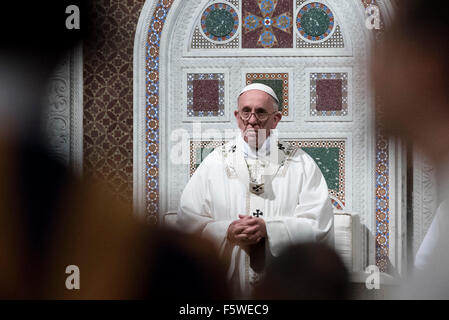 Papa Francesco ordinate Mons. Angelo de Donatis al Vescovo Ausiliare di Roma il 9 novembre 2015 a San Giovanni in Laterano a Roma. Credito: Massimo Valicchia/Alamy Live News Foto Stock