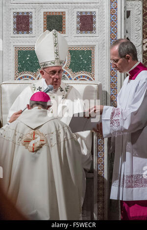 Papa Francesco ordinate Mons. Angelo de Donatis (retro) al Vescovo Ausiliare di Roma il 9 novembre 2015 a San Giovanni in Laterano a Roma. Credito: Massimo Valicchia/Alamy Live News Foto Stock