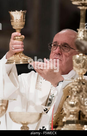 Papa Francesco ordinate Mons. Angelo de Donatis al Vescovo Ausiliare di Roma il 9 novembre 2015 a San Giovanni in Laterano a Roma. Credito: Massimo Valicchia/Alamy Live News Foto Stock