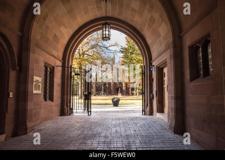 New Haven, Connecticut, Stati Uniti d'America - 8 Novembre 2015: Vista della Yale University Campus vecchio attraverso la porta ad arco. Foto Stock