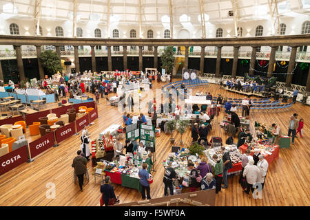 Le persone a un mercato coperto, il Derbyshire Dome, BUXTON, DERBYSHIRE REGNO UNITO Inghilterra Foto Stock