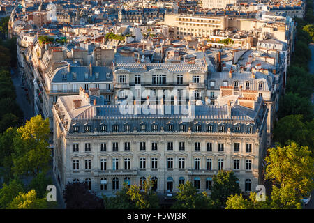 Edificio in stile haussmanniano, con facciata curvilinea e dei tetti di Parigi tra Avenue Mac-Mahon e Avenue de Wagram, Francia Foto Stock