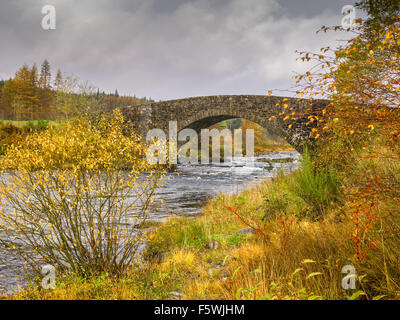 Il ponte di pietra sul fiume Orchy, Highlands scozzesi, visto nella stagione d'autunno. Foto Stock