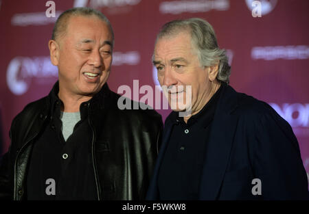 Krasnogorsk, Russia. 9 Nov, 2015. Culinaria giapponese e chef Nobu fondatore Nobu Matsuhisa (L) e Robert de Niro, attore americano e Nobu co-proprietario, partecipare alla cerimonia di apertura di un nuovo ristorante Nobu in Krasnogorsk, Russia, nov. 9, 2015. Credito: Pavel Bednyakov/Xinhua/Alamy Live News Foto Stock