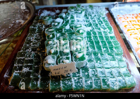 Banco espositore a Petek Pastanesi Patisserie pasticceria e ristorante in Famagusta Cipro del Nord KATHY DEWITT Foto Stock