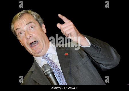 Il leader del partito per l'indipendenza del Regno Unito Nigel Farage MEP di scena a dire di no al Tour dell'UE che si è tenuto presso il GL1 Leisure Centre in Gloucester, Gloucestershire, UK.lunedì 9 novembre 2015. Foto di Gavin Crilly data 091115 da Gavin Crilly Fotografia Foto Stock