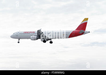 -Aeromobili Airbus A321-211-, di -Iberia- compagnia aerea, è lo sbarco su Madrid-Barajas : Adolfo SUAREZ- aeroporto. Foto Stock