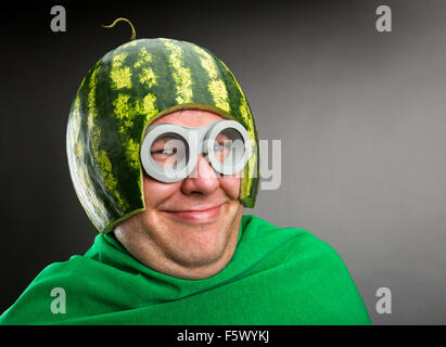 Funny Man con cocomero e casco googles assomiglia a un caterpillar parassita Foto Stock