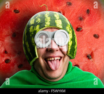 Funny Man con cocomero e casco googles assomiglia a un caterpillar parassita Foto Stock