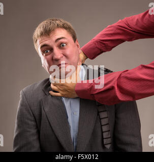Aggressiva di lavoratore di ufficio mettere una lotta Foto Stock