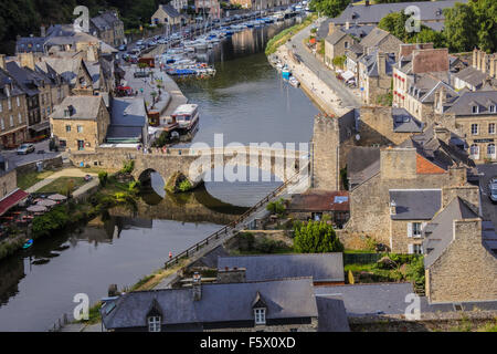 Pittoresca vista aerea del Port de Dinan sul fiume Rance in Bretagna, Francia, con storiche case in pietra e porto sul fiume Foto Stock