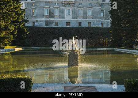 Fontana, Giardini Sabatini nel Palazzo Reale di Madrid, architettura classica Foto Stock