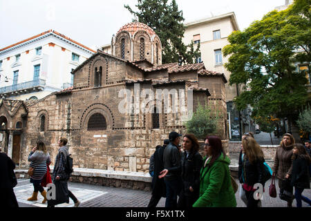 Local greci a piedi al lavoro per la chiesa di Panaghia Kapnikarea. Foto Stock