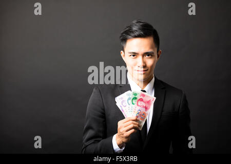 Imprenditore azienda yuan denaro nelle sue mani Foto Stock