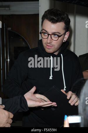 Sam Smith incontra i fan a Maida Vale dopo la registrazione della sua Live Lounge sessione con la divulgazione con: Sam Smith Dove: Londra, Regno Unito quando: 16 Set 2015 Foto Stock