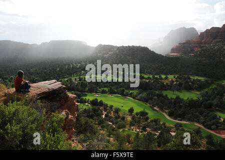 Luce e nubi e pioggia sopra le sette Canyon golf resort a Sedona, in Arizona Foto Stock