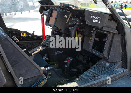 AH-64 elicottero Apache Cockpit a Dubai Air Show 2015 a Dubai, Emirati arabi uniti Foto Stock