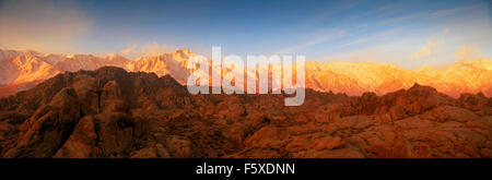 Il Monte Whitney sulla destra e Lone Pine picco in California Sierra Nevada oltre l'Alabama colline di sunrise Foto Stock