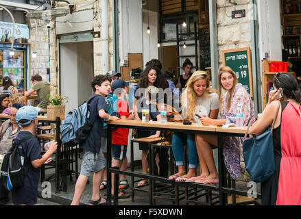 Giovane cantò in seduta popolari ristoranti e bar al Machane Yehuda Market in Gerusalemme. Foto Stock