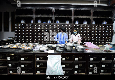 Il farmacista prepara la prescrizione a base di erbe in medicina tradizionale cinese farmacia in Hangzhou (Cina). Foto Stock