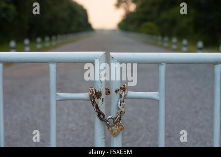 Porta bloccata da un arrugginito chiave catena Foto Stock