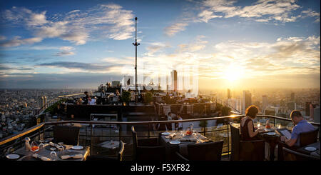 Vertigo Bar e ristorante di Bangkok, Thailandia. Si affaccia sulla città al tramonto Foto Stock