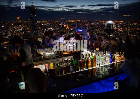 Vertigo Bar e ristorante di Bangkok, Thailandia. Affacciato sulla città di notte Foto Stock