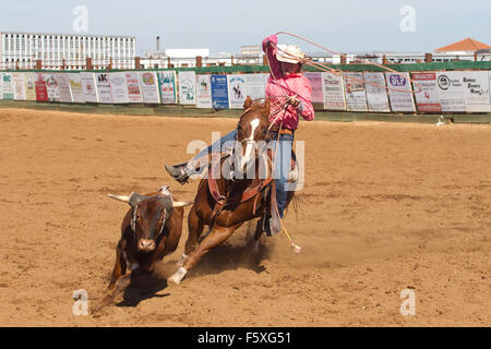 I giovani a competere in gioventù nsra rodeo a Lincoln, California Foto Stock