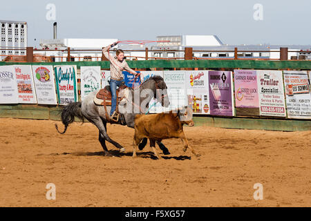 I giovani a competere in gioventù nsra rodeo a Lincoln, California Foto Stock