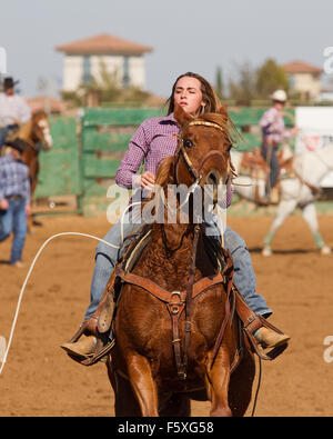 I giovani a competere in gioventù nsra rodeo a Lincoln, California Foto Stock