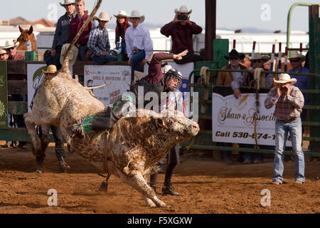 I giovani a competere in gioventù nsra rodeo a Lincoln, California Foto Stock