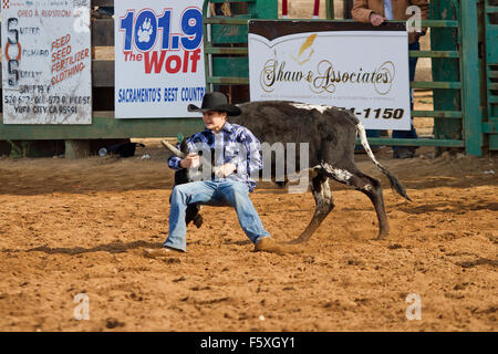 I giovani a competere in gioventù NSRA rodeo a Lincoln, California Foto Stock