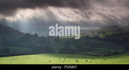 Avvicinando nuvole temporalesche sopra Austwick, vicino Crummackdale, Yorkshire Dales, North Yorkshire, Regno Unito Foto Stock