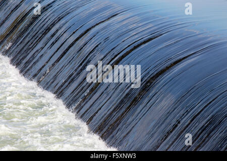 Weir nel fiume Saskatchewan sud Foto Stock