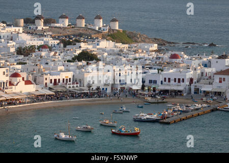 Porto di Mykonos, città e mulini a vento nel Mar Mediterraneo, isole greche Foto Stock
