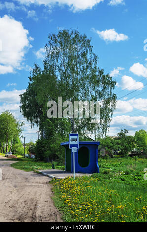 La fermata autobus piccola casa nel villaggio. Foto Stock