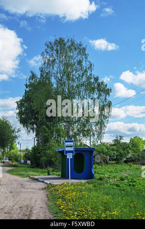 La fermata autobus piccola casa nel villaggio. Foto Stock