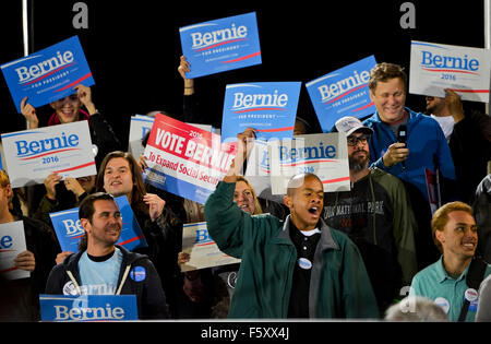 Las Vegas, Stati Uniti d'America. 08 Nov, 2015. Candidato presidenziale democratico Bernie Sanders presenta il suo programma politico per una grande folla di tifosi variegata stasera al College of Southern Nevada - Cheyenne Campus a nord di Las Credito: Ken Howard/Alamy Live News Foto Stock