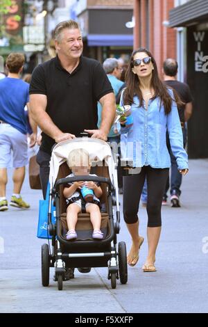 Alec Baldwin e moglie Hilaria Baldwin prendere la loro figlia, Carmen, fuori per una passeggiata nel quartiere di SoHo con: Alec Baldwin, Hilaria Baldwin, Carmen Gabriela Baldwin dove: la città di New York, New York, Stati Uniti quando: 20 Set 2015 Foto Stock