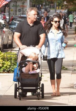 Alec Baldwin e moglie Hilaria Baldwin prendere la loro figlia, Carmen, fuori per una passeggiata nel quartiere di SoHo con: Alec Baldwin, Hilaria Baldwin, Carmen Gabriela Baldwin dove: la città di New York, New York, Stati Uniti quando: 20 Set 2015 Foto Stock