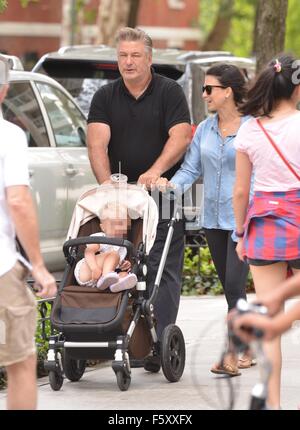 Alec Baldwin e moglie Hilaria Baldwin prendere la loro figlia, Carmen, fuori per una passeggiata nel quartiere di SoHo con: Alec Baldwin, Hilaria Baldwin, Carmen Gabriela Baldwin dove: la città di New York, New York, Stati Uniti quando: 20 Set 2015 Foto Stock