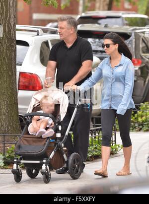 Alec Baldwin e moglie Hilaria Baldwin prendere la loro figlia, Carmen, fuori per una passeggiata nel quartiere di SoHo con: Alec Baldwin, Hilaria Baldwin, Carmen Gabriela Baldwin dove: la città di New York, New York, Stati Uniti quando: 20 Set 2015 Foto Stock