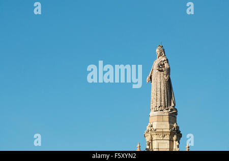 Statua della regina Victoria sulla sommità del Doulton Fontana in cotto, Glasgow Green. Foto Stock