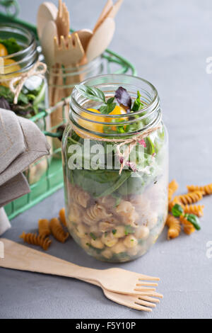 Assemblaggio di un mason jar insalata per un pranzo per andare Foto Stock