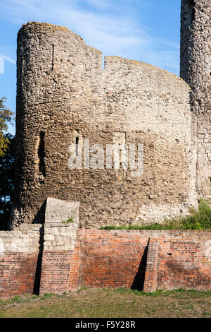 Rochester Castle nel Kent, Inghilterra. L'oriente medievale tenda parete esterna con la Torre del Tamburo costruito da Enrico III come aggiunta al castello normanno. Foto Stock