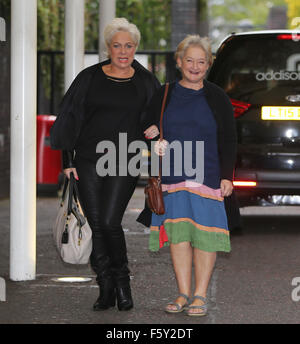 Denise Welch e Janine Duvitski fuori ITV Studios con: Denise Welch, Janine Duvitski dove: Londra, Regno Unito quando: 21 Set 2015 Foto Stock