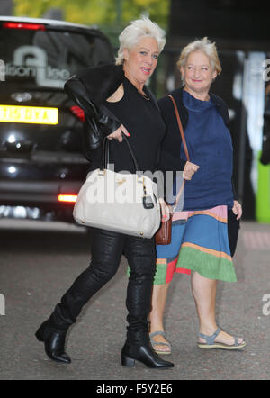 Denise Welch e Janine Duvitski fuori ITV Studios con: Denise Welch, Janine Duvitski dove: Londra, Regno Unito quando: 21 Set 2015 Foto Stock